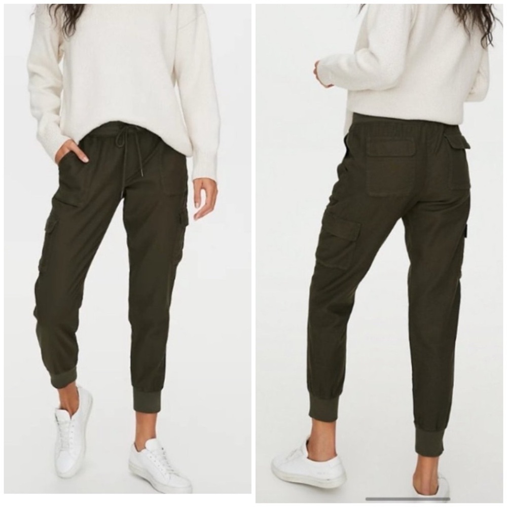 Aritzia Community Cebu Women’s dark olive lightweight cargo joggers (size XS)